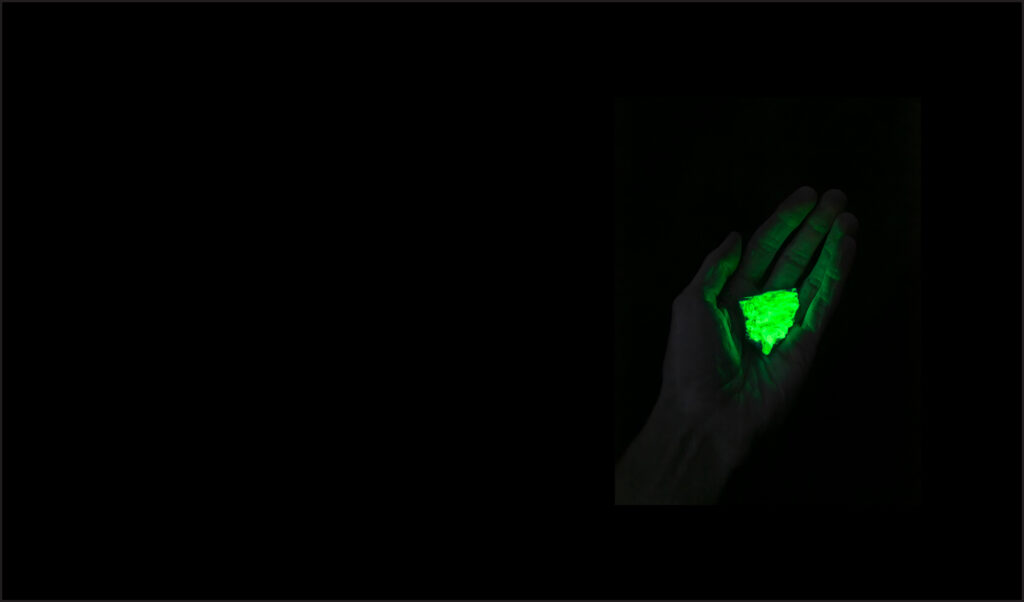 Glowing stones to help migrants find their way in the dark